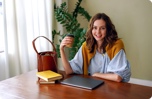 elegant-stylish-woman-posing-oficce-young-blogger-buinesswoman-indoor